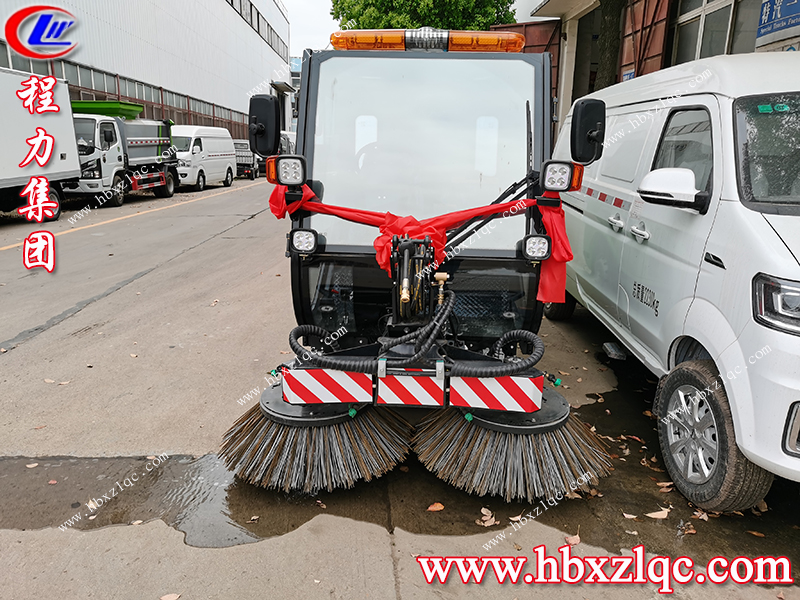 程力集團(tuán)多功能掃路機(jī)，潔凈道路，美化環(huán)境，從你我做起！